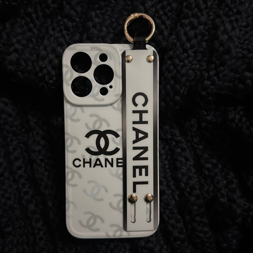 Adorable, stylish iPhone 15 pro max case w/handle